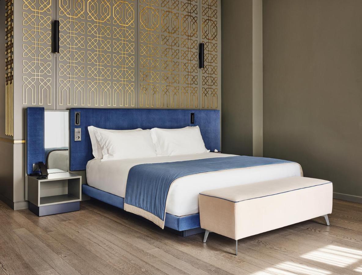 Deluxe King Room Partial Lake View