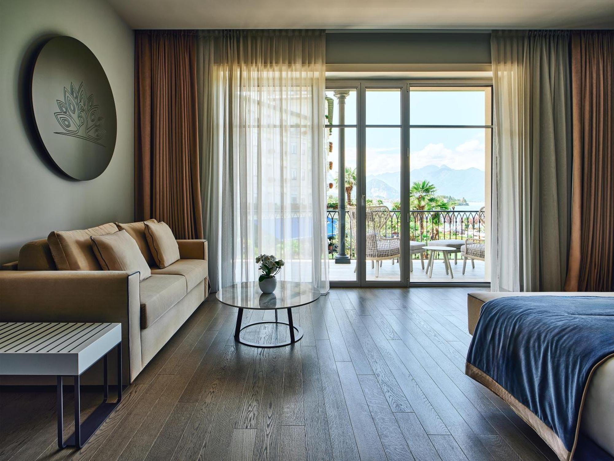Deluxe King Room Partial Lake View